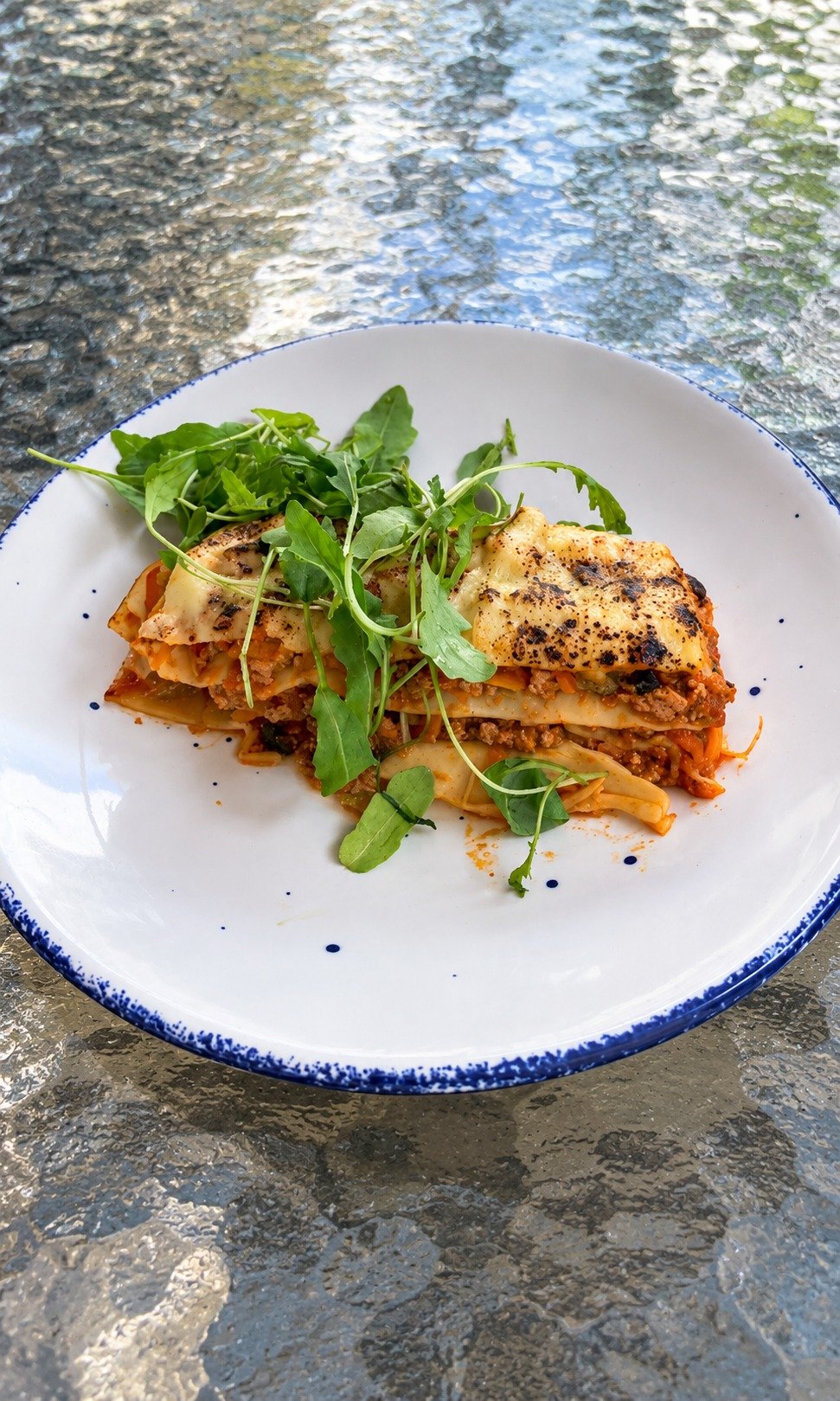 Plato gratinado con hojas verdes de Olivos
