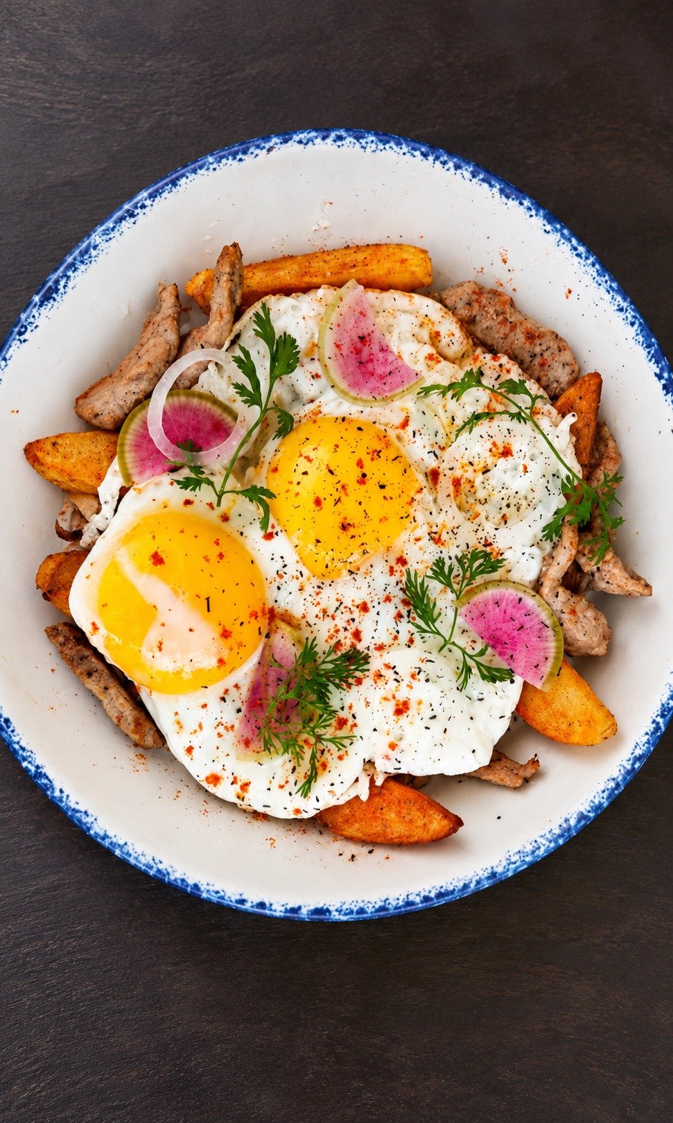 Huevos con papas y acompañamientos de Olivos