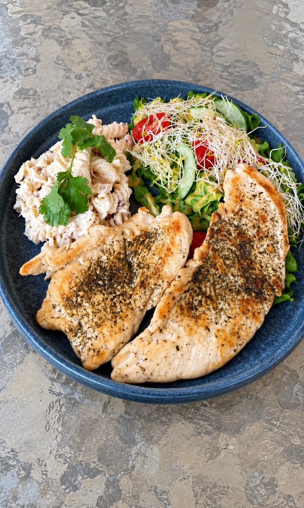 Plato con ensalada y acompañamientos de Olivos