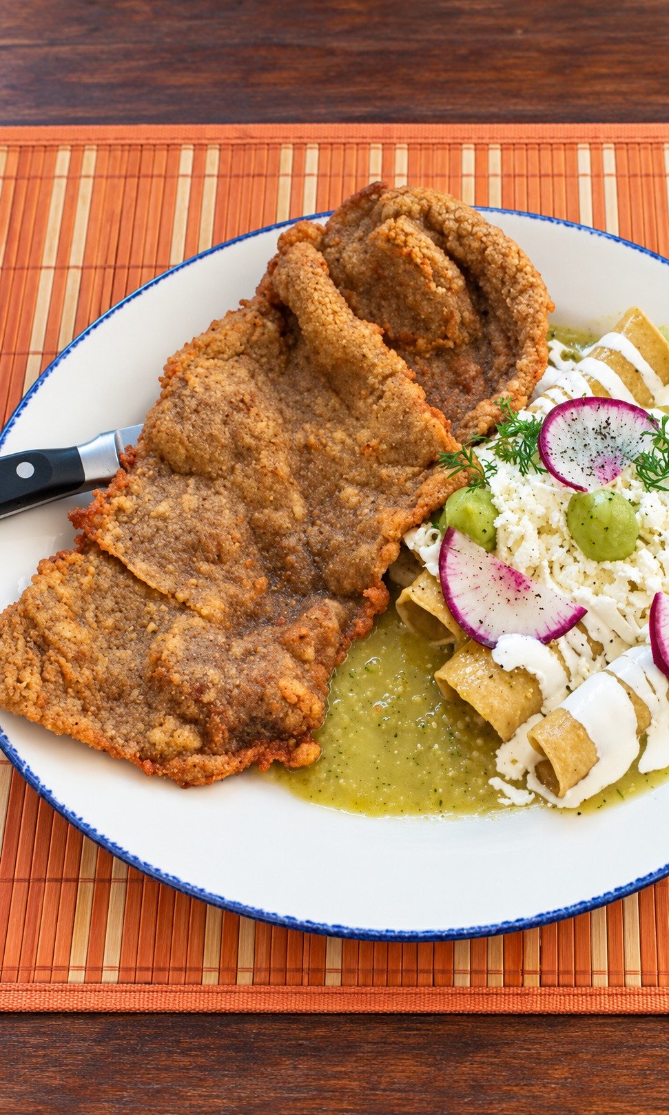 Plato empanizado con acompañamientos de Olivos